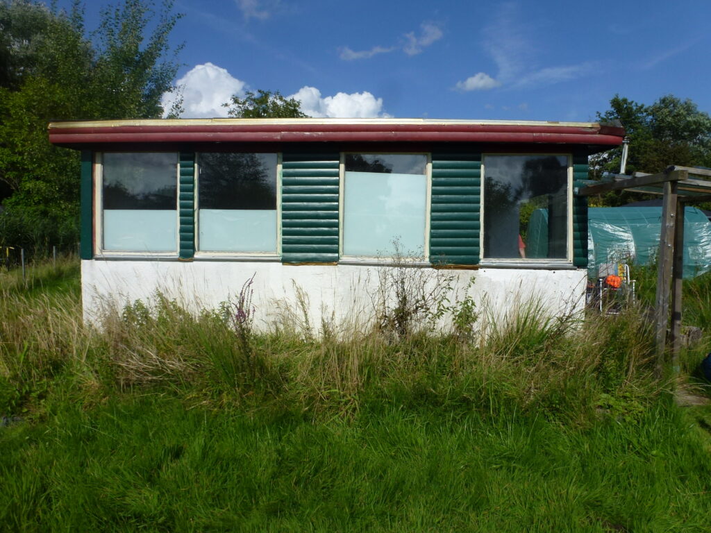 Fronanasicht der Hütte mit Neuanstrich