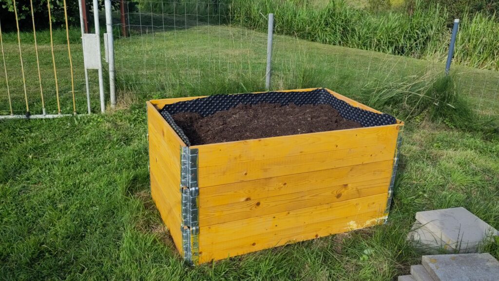 Behandelte Hochbeet mit Nopprenmfolie