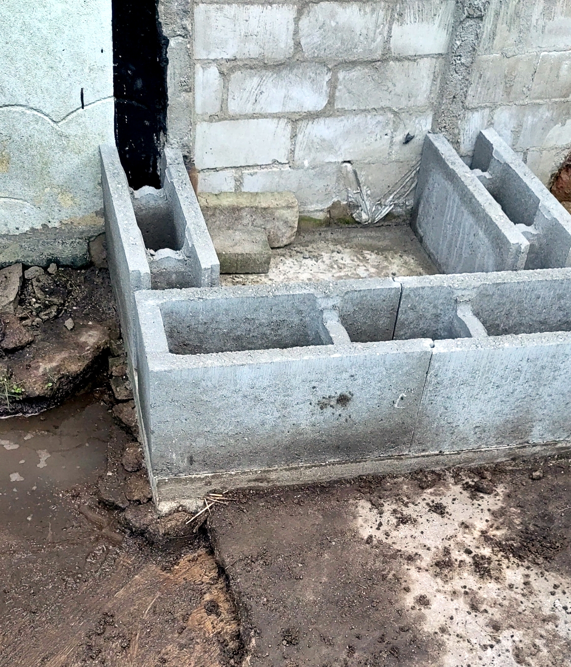 Klo-Fundament mit drauf gestellten Beton-Elementen